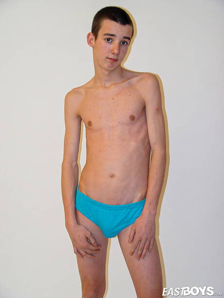 Mooie jongen Piotrek kleedt zich uit en laat zijn hete kont zien