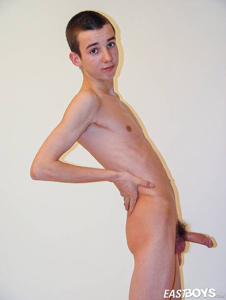 Mooie jongen Piotrek kleedt zich uit en laat zijn hete kont zien