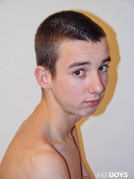 Mooie jongen Piotrek kleedt zich uit en laat zijn hete kont zien