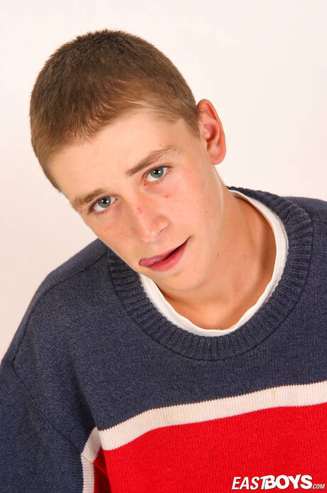 Il bel ragazzo Paul si spoglia e mostra il suo sedere caldo