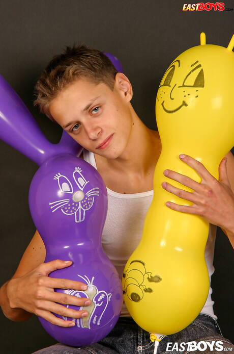 Hübscher Junge Daniel neckt seinen Schwanz