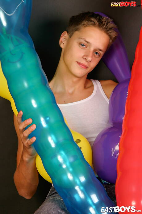 Hübscher Junge Daniel neckt seinen Schwanz