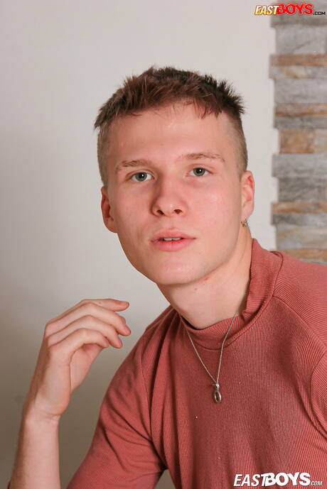 Hot twink Nicholas Render shows a perfect body