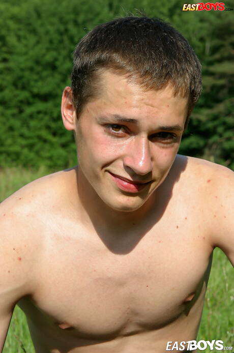 Piękny chłopak Danko rozbiera się i pokazuje ładny tyłek na zewnątrz