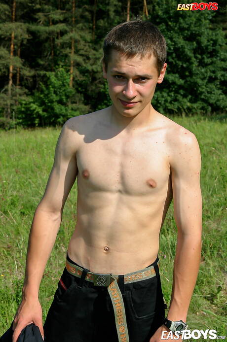 Piękny chłopak Danko rozbiera się i pokazuje ładny tyłek na zewnątrz