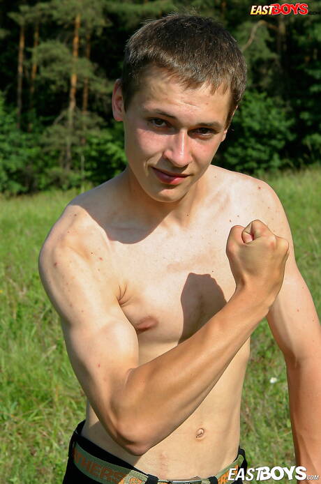 Piękny chłopak Danko rozbiera się i pokazuje ładny tyłek na zewnątrz