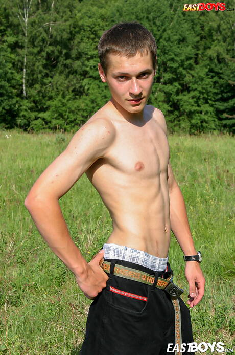 Piękny chłopak Danko rozbiera się i pokazuje ładny tyłek na zewnątrz