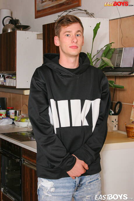 아름다운 소년 글렌 우드가 누드 포즈를 취하고 있다