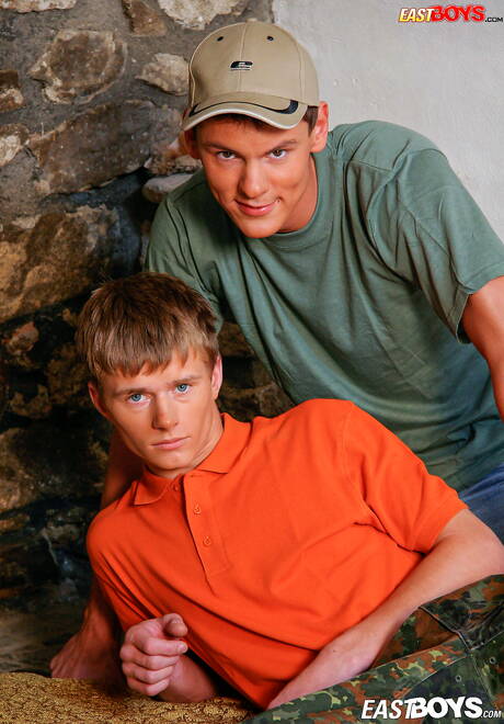 Der hübsche Jan Toman und der junge Keanu in einer Schwanzlutschszene