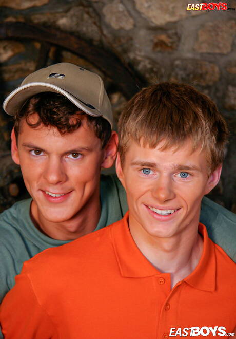 Der hübsche Jan Toman und der junge Keanu in einer Schwanzlutschszene