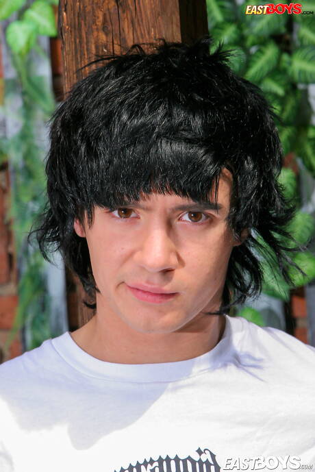 Il giovane Lawrence Cleary si spoglia e mostra il suo culo stretto all