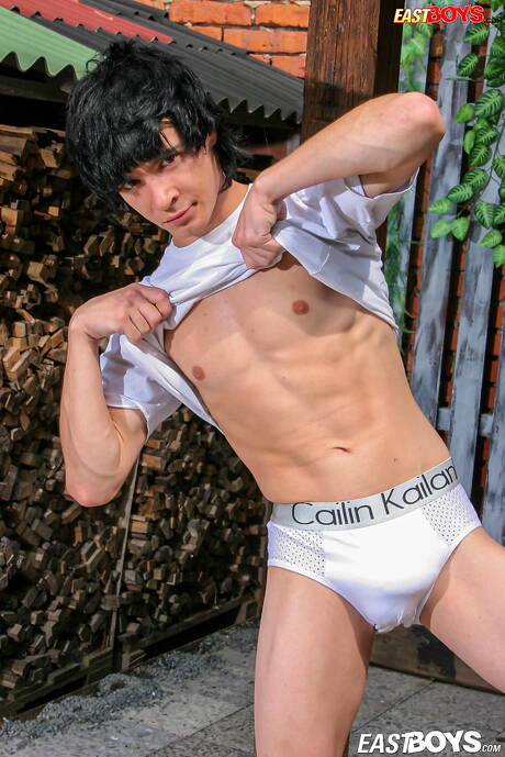 Il giovane Lawrence Cleary si spoglia e mostra il suo culo stretto all