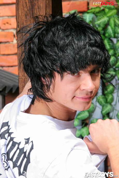 Il giovane Lawrence Cleary si spoglia e mostra il suo culo stretto all