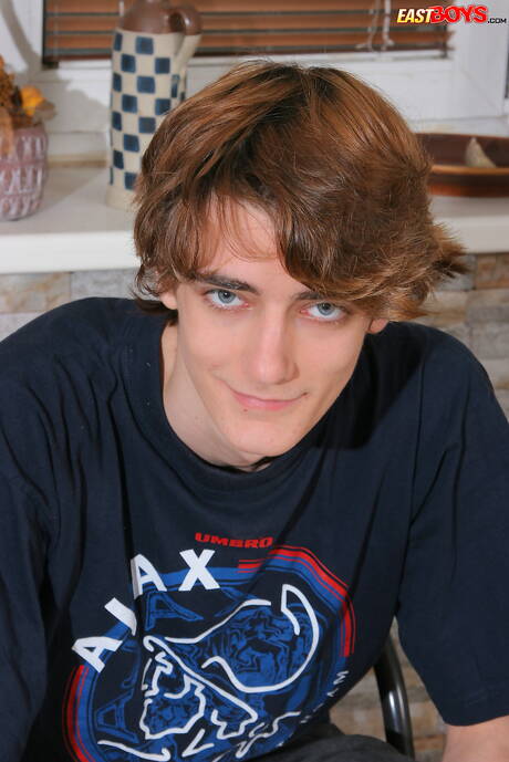 아름다운 소년 마이크 투핀이 아름다운 몸매를 보여줍니다.