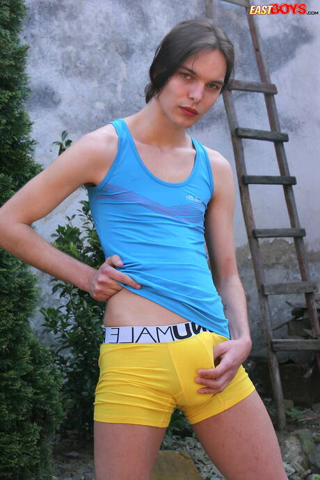 年輕小夥Tony Ricker在戶外秀出性感身材