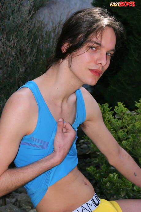 若い男トニー・リッカーが屋外で美しい体を披露