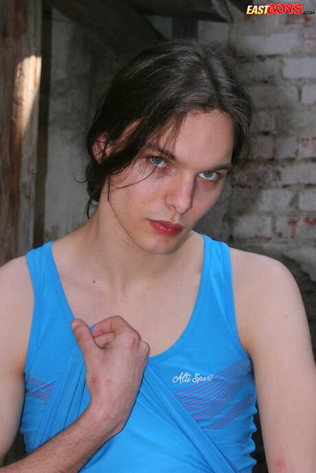 若い男トニー・リッカーが屋外で美しい体を披露