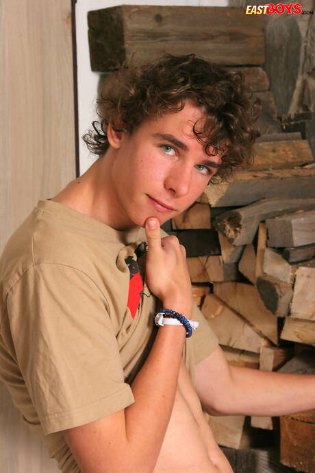 Der junge Alexander Scott zieht sich aus und zeigt seinen knackigen Hintern