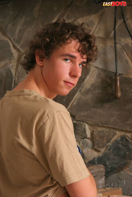 Der junge Alexander Scott zieht sich aus und zeigt seinen knackigen Hintern