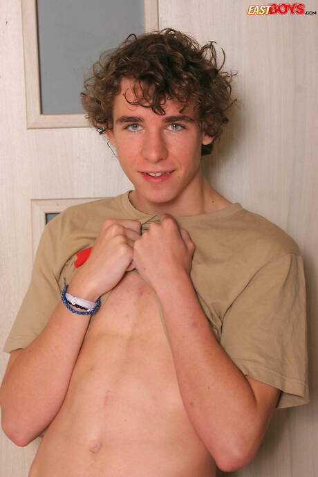 Der junge Alexander Scott zieht sich aus und zeigt seinen knackigen Hintern