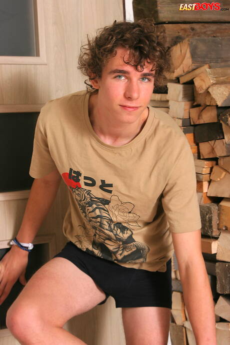 Der junge Alexander Scott zieht sich aus und zeigt seinen knackigen Hintern