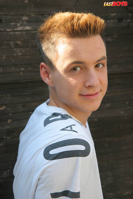 Le minet James Ricco pose nu en extérieur