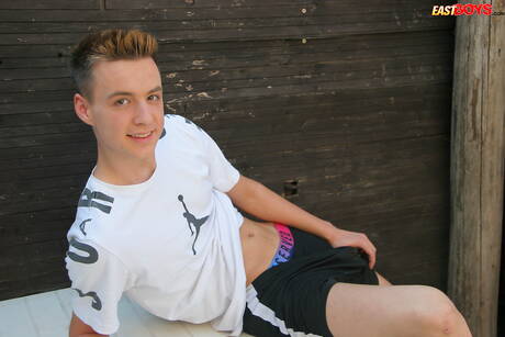 Twink James Ricco pozuje nago na zewnątrz