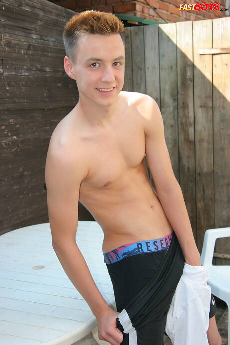 Le minet James Ricco pose nu en extérieur