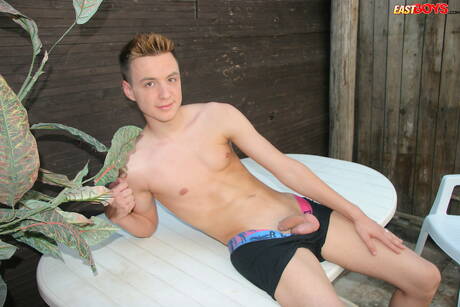 Le minet James Ricco pose nu en extérieur