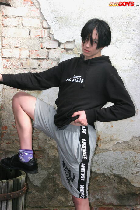 Pretty boy Kevin Sanders get naked and showing his butt outdoor