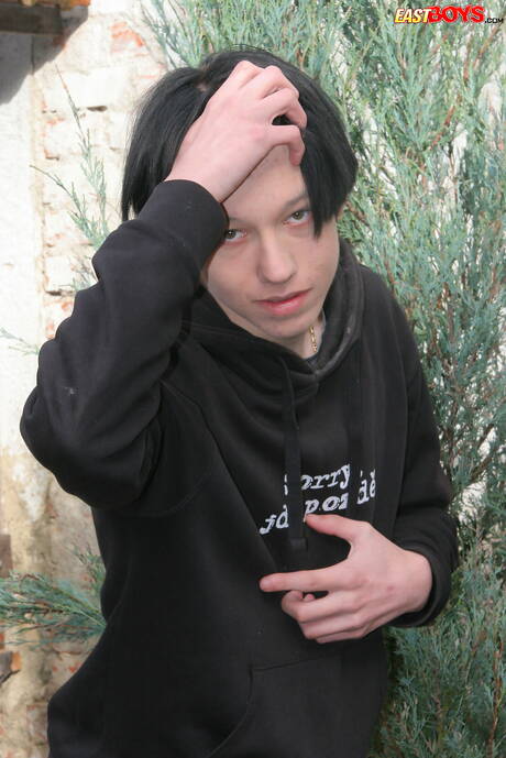 Der hübsche Kevin Sanders zieht sich aus und zeigt seinen Hintern im Freien