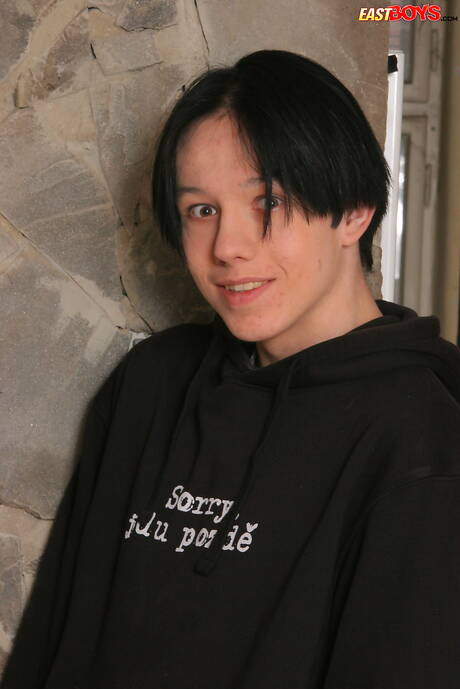 Pretty boy Kevin Sanders get naked and showing his butt outdoor