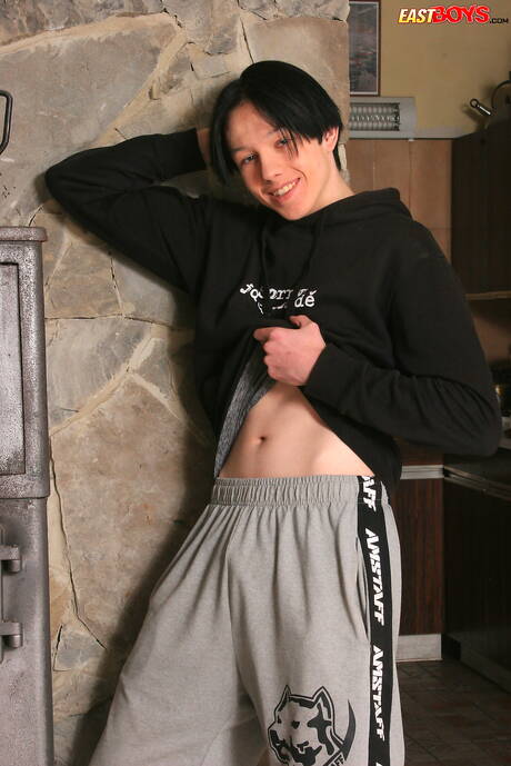 Pretty boy Kevin Sanders get naked and showing his butt outdoor