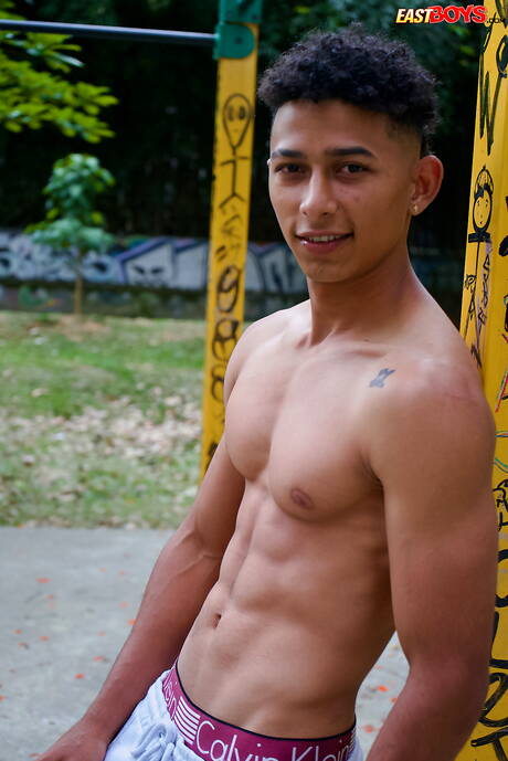 ラテン系の雄牛マーカス・ブラウンが屋外で完璧な体を披露