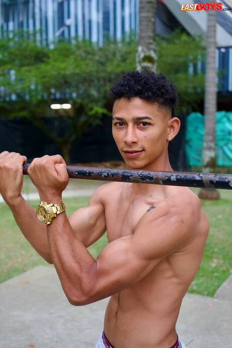 ラテン系の雄牛マーカス・ブラウンが屋外で完璧な体を披露