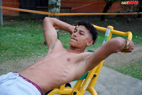 ラテン系の雄牛マーカス・ブラウンが屋外で完璧な体を披露