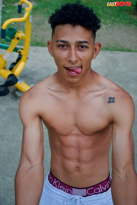 ラテン系の雄牛マーカス・ブラウンが屋外で完璧な体を披露