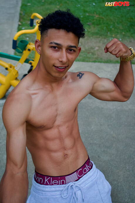 ラテン系の雄牛マーカス・ブラウンが屋外で完璧な体を披露