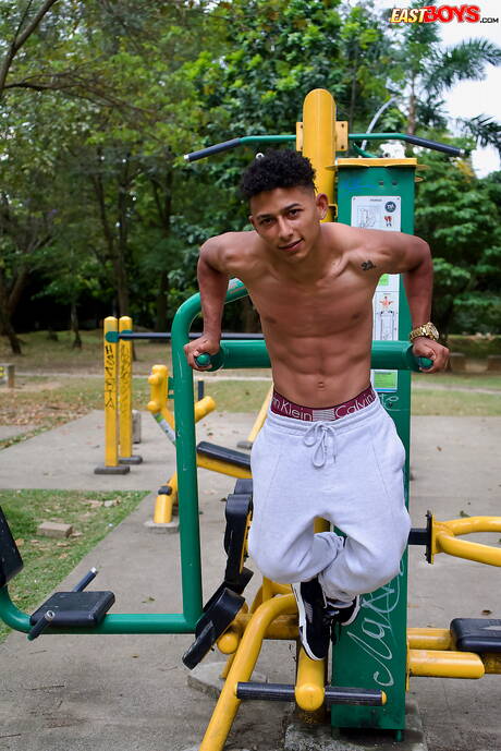 ラテン系の雄牛マーカス・ブラウンが屋外で完璧な体を披露