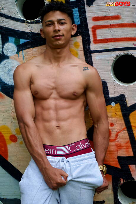 ラテン系の雄牛マーカス・ブラウンが屋外で完璧な体を披露