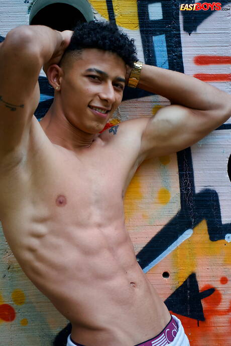 Latino-Bulle Marcus Brown zeigt im Freien einen perfekten Körper