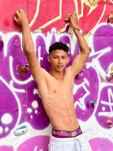 ラテン系の雄牛マーカス・ブラウンが屋外で完璧な体を披露