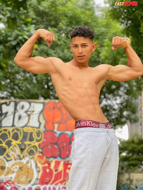 East Boys: 라틴계 황소 마커스 브라운, 야외에서 완벽한 몸매 선보여