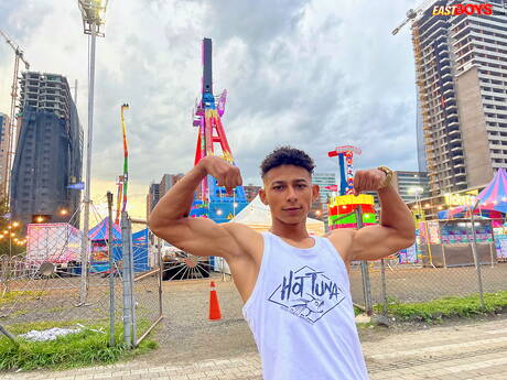 ラテン系の雄牛マーカス・ブラウンが屋外で完璧な体を披露