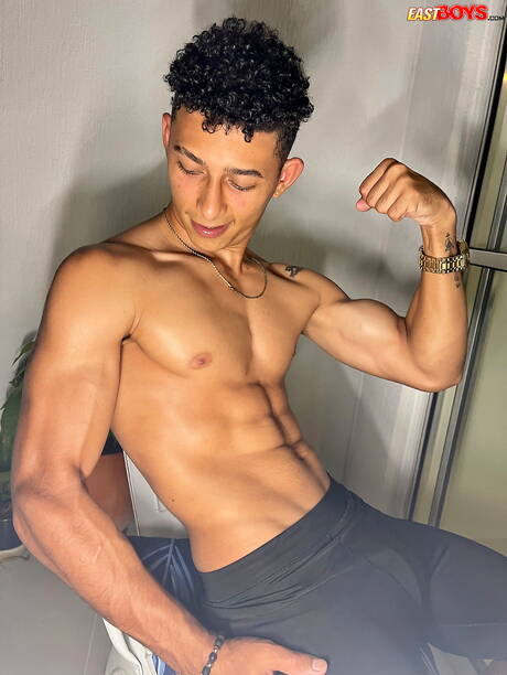 ラテン系の雄牛マーカス・ブラウンが屋外で完璧な体を披露