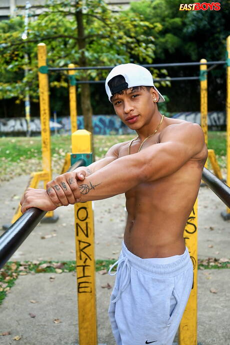 Le taureau latino Damond Brown montre un corps husky en extérieur