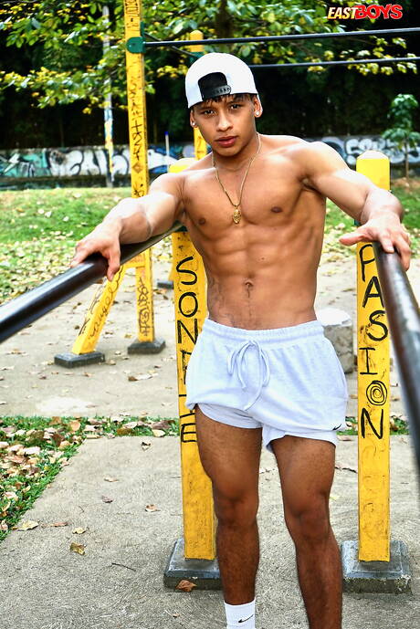 Le taureau latino Damond Brown montre un corps husky en extérieur