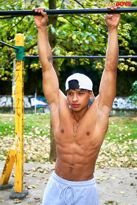 Le taureau latino Damond Brown montre un corps husky en extérieur