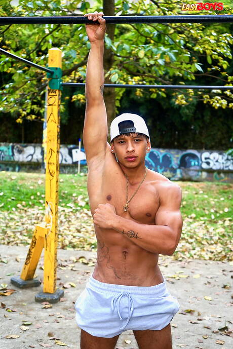 Latino-Bulle Damond Brown zeigt im Freien einen kräftigen Körper