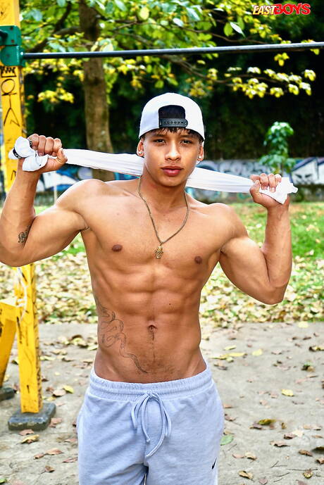 라틴계 황소 다몬드 브라운이 야외에서 허스키한 몸매를 보여줍니다.